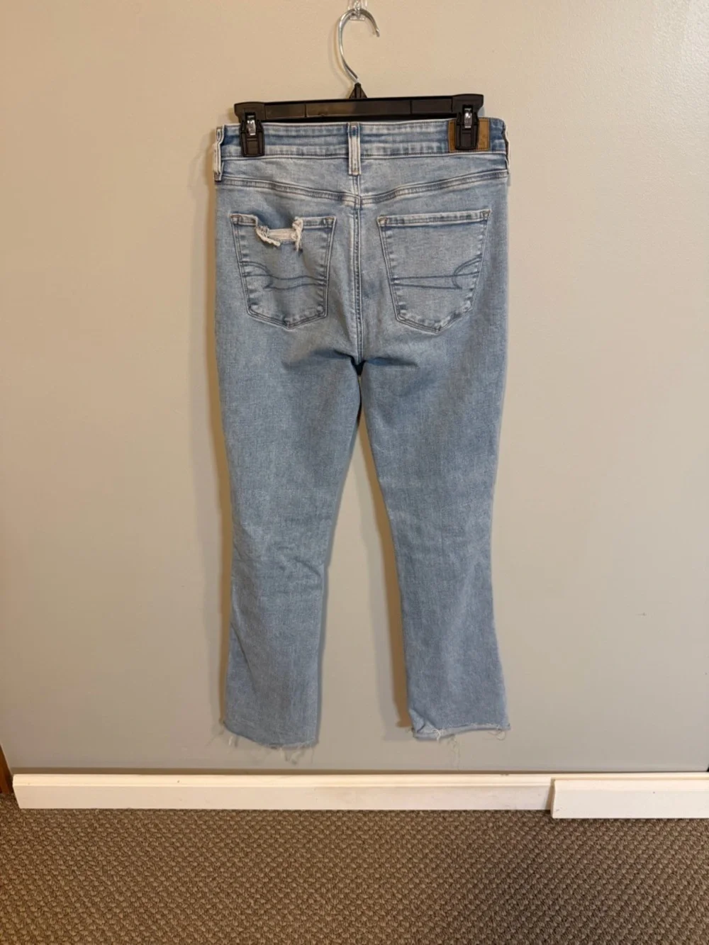 American Eagle Next Level Stretch Jeans | Size 6 | Light Wash Distressed